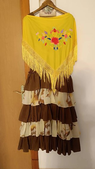Vestido de flamenca marrón con mantón amarillo