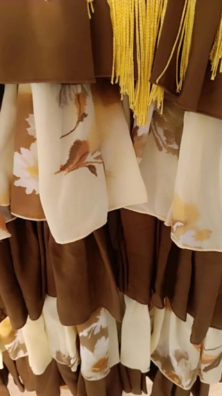 Vestido de flamenca marrón con mantón amarillo