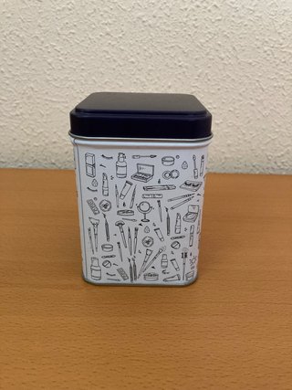 2,5€/caja. 2 cajas metálicas pequeñas