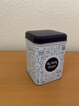 2,5€/caja. 2 cajas metálicas pequeñas