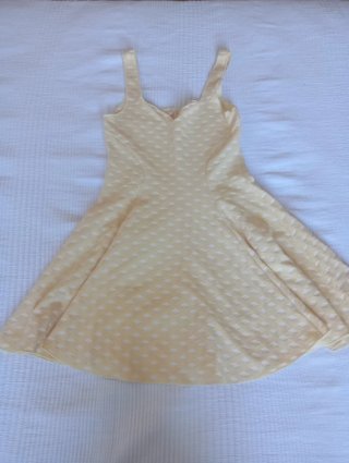 Vestido amarillo con estampado
