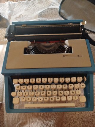 Máquina de escribir vintage azul Olivetti