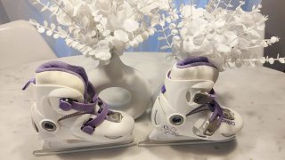 Patines de hielo Oxelo blancos y morados,