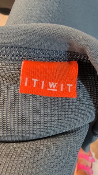 Pantalón de neopreno gris con cordón naranja Itwit