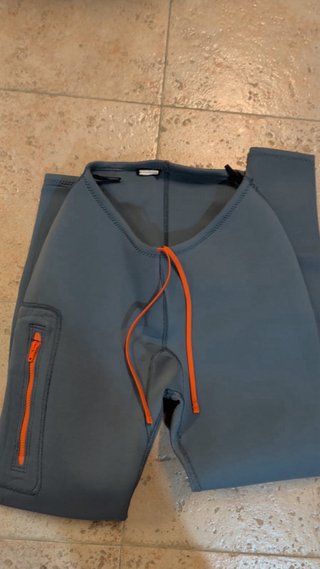 Pantalón de neopreno gris con cordón naranja Itwit