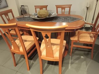 Mesa de comedor con 6 sillas de madera