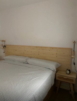 Cabecero de madera y mesitas de noche