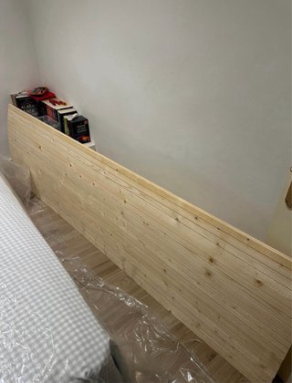 Cabecero de madera y mesitas de noche