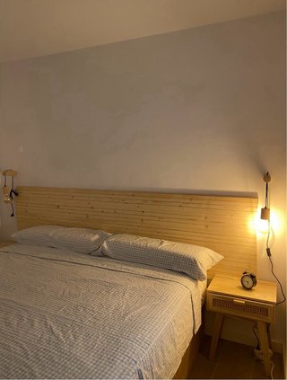 Cabecero de madera y mesitas de noche