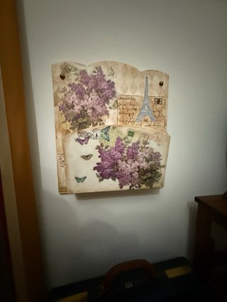 Revistero de pared con decoupage