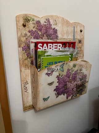 Revistero de pared con decoupage