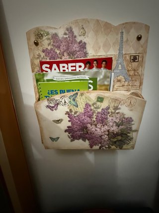 Revistero de pared con decoupage