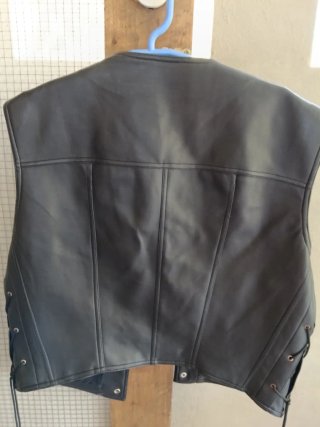 Chaleco de piel estilo motero