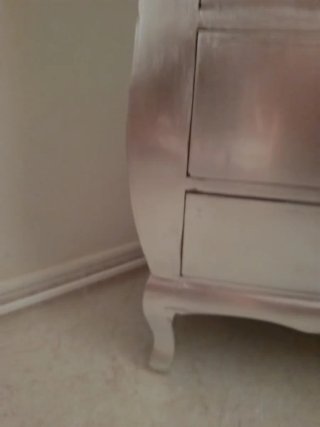 Cómoda clásica de madera plateada