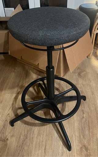Taburete extensible gris y negro