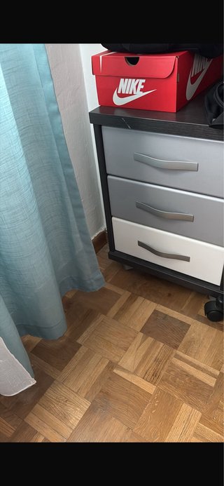Cama nido con cajones,cajonera,armario y balda.