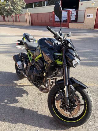 Kawasaki Z900 2022 Negra