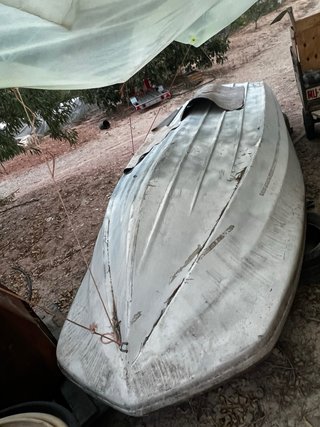 Casco de barco sin motor de 4 metros de fibra.