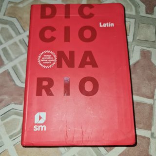 Diccionario bilingüe esencial: Latino-Español /...