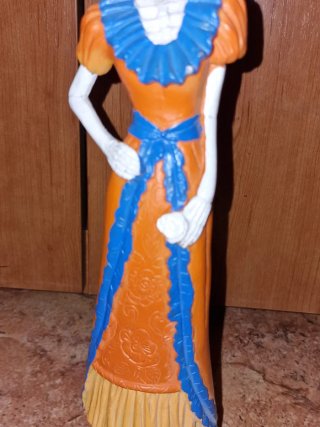 Figura decorativa mujer naranja y azul