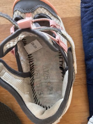 Sandalias de senderismo grises y rosas