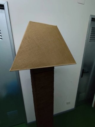 Lámpara de pie de yute y mimbre