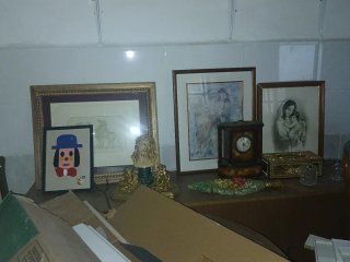 Cuadro payaso y figura religiosa