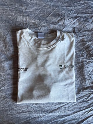 Camiseta blanca con estampado trasero