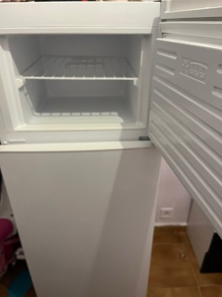 Nevera pequeña blanca