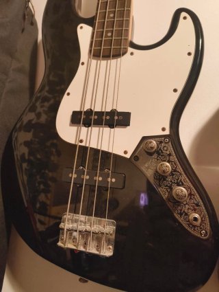 Bajo Fender Jazz Bass (Squier) Negro/Blanco