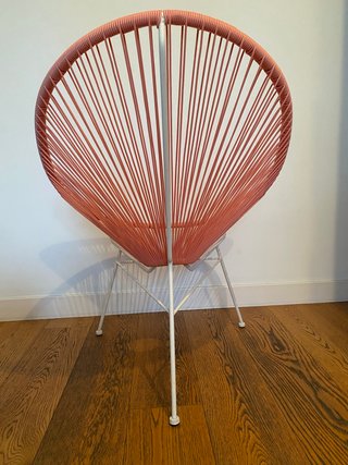 Sillón Acapulco rosa con patas blancas