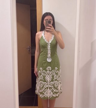 Vestidos de verano verde con bordado blanco