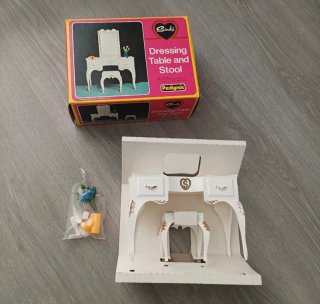 Tocador Sindy Pedigree, set da trucco con scatole, specchio, sgabello e accessori