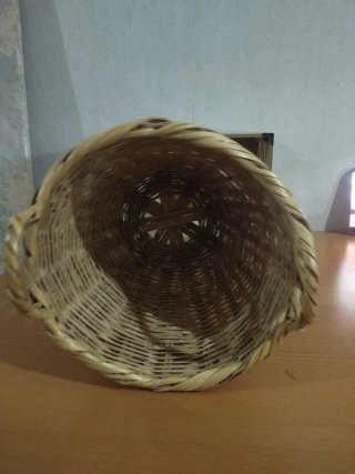 Cesta de mimbre decorativa
