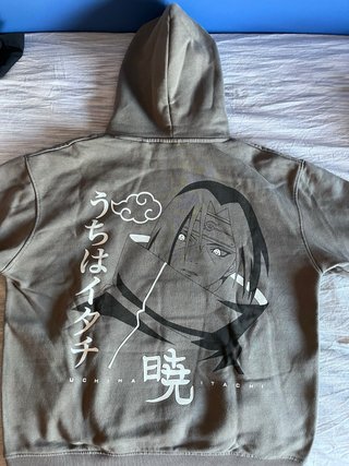 Sudadera gris con diseño Itachi
