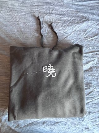 Sudadera gris con diseño Itachi