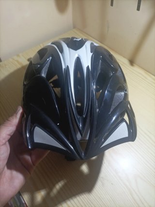 Casco de bici negro y blanco, talla M.