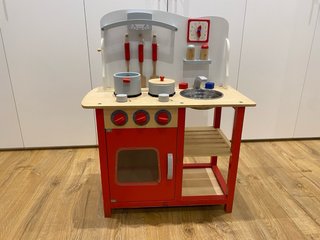 Cocinita infantil de madera roja