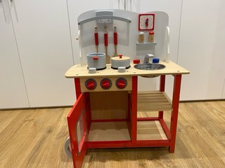 Cocinita infantil de madera roja