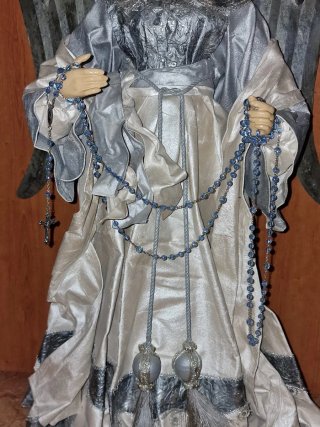 Ángel antiguo con corona y alas
