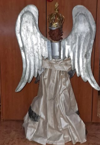 Ángel antiguo con corona y alas
