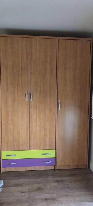 Cama juvenil con cajones, armario y baldas
