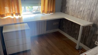 Escritorio en L blanco con una sola pata
