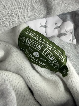 Sudadera gris con estampado blanco
