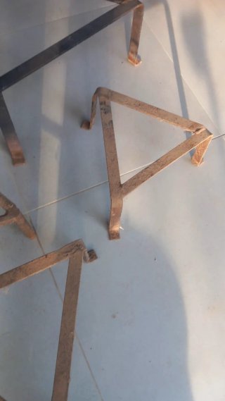 Trebedes metálicas forja