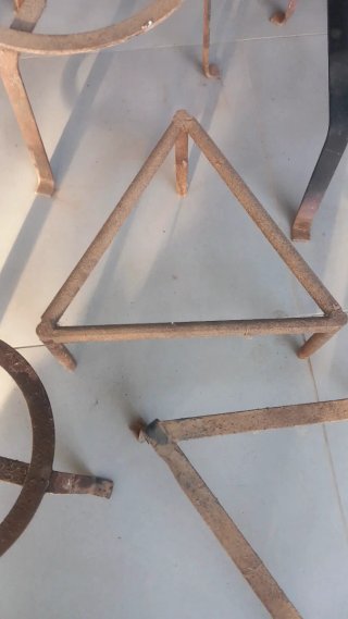Trebedes metálicas forja