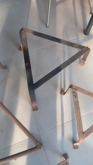 Trebedes metálicas forja