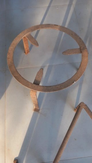 Trebedes metálicas forja
