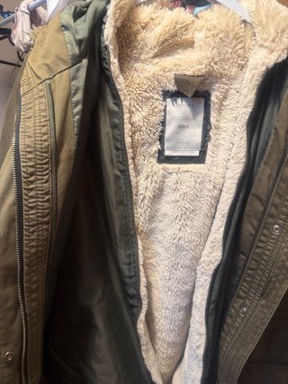Parka Bershka verde militar con pelo Talla M