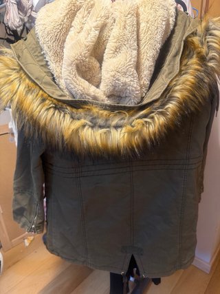 Parka Bershka verde militar con pelo Talla M